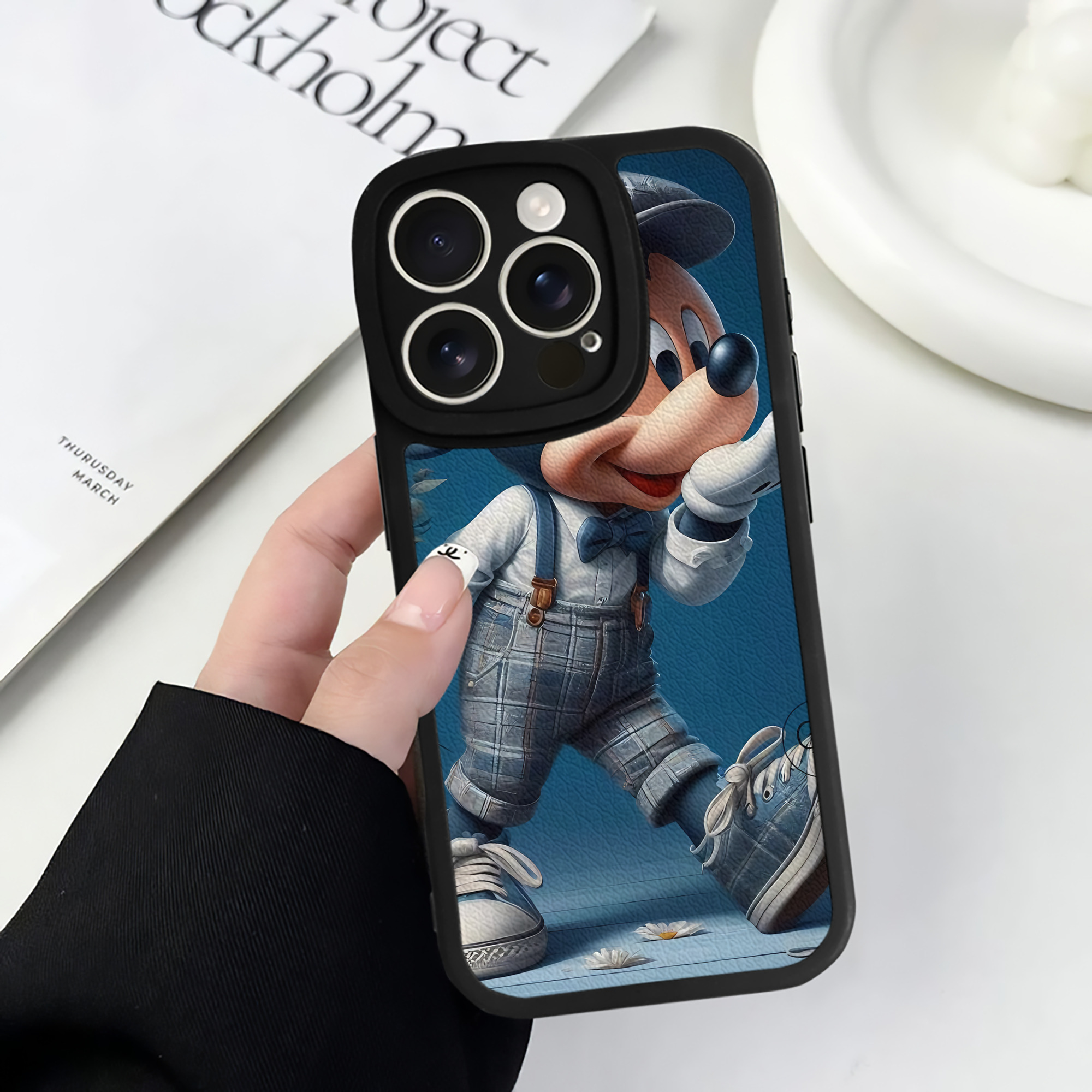 （画像用） ミッキーマウス Mickey Mouse 【iPhone 16シリーズ対応】シリコンスマホケース（レザー調） 材質：シリコン